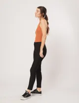 Pantalón chupín color beige de gabardina elastizada con tajitos frontales en el ruedo, pierna recta justa y bolsillos laterales.