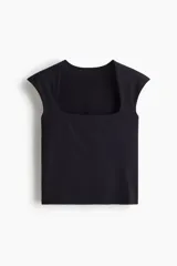 Top ajustado de manga japonesa, color negro, con escote cuadrado pronunciado.