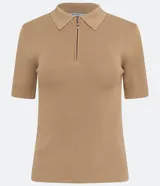 Blusa de tejido de punto acanalado color beige, con cuello polo y cierre frontal con cremallera. Presenta mangas cortas con terminación en rib y un diseño ajustado al cuerpo.