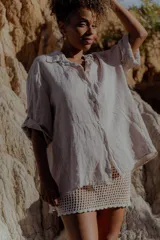 Camisa color crudo de lino 100% con mangas 3/4 y corte holgado.