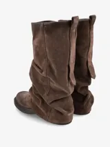 Bota de caña media con diseño slouchy, confeccionada en gamuza con estampado animal print de leopardo. Presenta una silueta relajada y fruncida con suela plana de goma resistente.