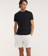 Bermuda masculina de color blanco con textura jacquard y patrón chevron, cintura elástica con cordón ajustable y bolsillos funcionales, de la marca Blue Steel.