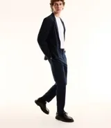 Pantalón slim fit de hombre color azul marino, con cintura con pasadores, cierre tradicional y bolsillos tipo cuchillo. Confeccionado con tecnología Performance para mayor respirabilidad y secado rápido.