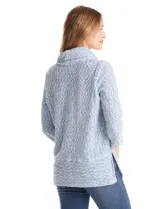 Buzo de tejido velour melange con cuello volcado, mangas tres cuartos y aberturas laterales en el bajo.