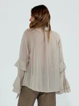 Camisa blanca de algodón con cuello mao y mangas 3/4 con volados.