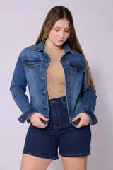 Campera de jean azul de lavado medio, con cuello tradicional, botones metálicos marrones, bolsillos superiores con tapa y puños abotonados.