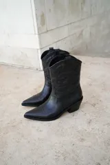 Botas texanas cortas blancas de cuero con bordados en la capellada y taco de madera.