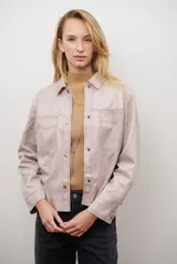 Chaqueta color camel con cuello camisero, cierre frontal con botones dorados, dos bolsillos de parche en el pecho y costuras decorativas en contraste.