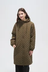 Campera larga de diseño acolchado con patrón geométrico, color negro. Cuenta con capucha ajustable, cierre frontal completo y bolsillos laterales.