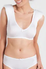 Soutien blanco con hombreras y copas moldeadas. Sin aro ni costuras en la copa. Broche reforzado en la espalda. Confeccionado con tela que contiene fibra LYCRA®.