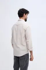 Camisa de manga larga de lino y algodón color celeste, con fit semi slim y cuello clásico.