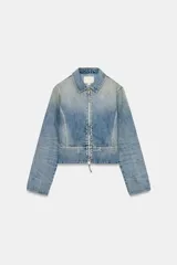 Chaqueta de denim con efecto lavado, cuello solapa, manga larga y cierre frontal con cremallera metálica.