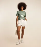 Short holgado de viscosa texturizada color blanco, con cintura de sastrería en la parte delantera y elástico en la trasera, bolsillos laterales y cierre con botón y cremallera.