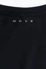 Remera deportiva de manga corta y cuello redondo, color negro, confeccionada en tejido funcional DryMove que ayuda a absorber la humedad y mantener el cuerpo fresco durante el ejercicio.