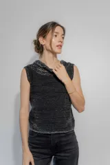 Top tejido sin mangas en hilo de algodón, con cuello redondo decorado con una trenza tejida y espalda baja.