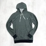 Canguro de algodón rústico a rayas horizontales en tonos verde y azul marino, con capucha y bolsillo tipo canguro.