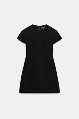 Vestido corto de cuello redondo y manga corta, con forro interior a tono, bajo recto y cierre en espalda con cremallera oculta.