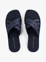 Ojotas Tommy Hilfiger con tiras cruzadas de tejido trenzado con logo tonal de la marca.