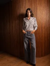 Buzo de punto con estampado animal print, cuello en V y mangas largas con puños ajustados.