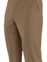 Pantalón chino slim color marrón claro, con diseño de cuatro bolsillos, trabillas para cinturón y cierre frontal con botón y cremallera.