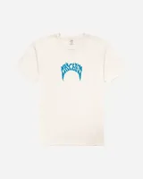 Remera blanca con estampado frontal azul del logotipo de Lost Mayhem, corte clásico y mangas cortas.