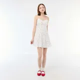 Vestido corto blanco con estampado floreado azul, tirantes finos, escote en V con detalle de encaje y falda acampanada.