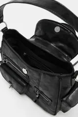 Mochila multi posición color negro con múltiples bolsillos exteriores con cierre y solapa, asa superior de hombro y tirantes ajustables y extraíbles.