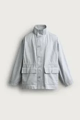 Parka relaxed fit de algodón con efecto lavado, color gris, cuello subido, manga larga y bolsillos de plastrón con solapa en el delantero. Cuenta con cierre frontal de botones y solapa.