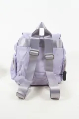 Mochila de nylon color lila con cierre de hebilla frontal, bolsillo exterior con cierre y bolsillos laterales con cierre.