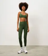 Legging deportiva de tiro alto confeccionada en microfibra, con diseño ajustado al cuerpo y costuras reforzadas en los laterales. Ofrece gran elasticidad y sujeción para actividades físicas.