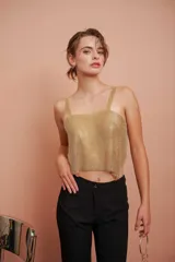 Top corto dorado de malla metálica con breteles anchos.