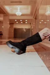 Botas bucaneras negras de caña alta con plataforma y suela track.