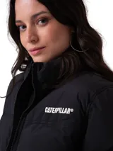 Campera puffer negra de Caterpillar, con diseño acolchado, cierre frontal con cremallera, bolsillos laterales con cierre y puños acanalados. Presenta el logo de la marca estampado en el pecho.