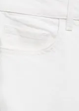 Jeans Fiona de tiro medio y corte flare con bajo deshilachado, confeccionados en tejido denim de algodón con elasticidad. Presentan diseño clásico de cinco bolsillos, trabillas para cinturón y cierre delantero con cremallera y botón metálico.
