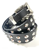 Cinto de cuero negro con tachas cónicas metálicas y hebilla plateada con diseño grabado de rosas y cruz.