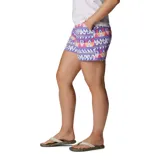 Short cargo de senderismo con estampado geométrico multicolor. Cuenta con cintura parcialmente elástica, cinturón integrado con hebilla, bolsillos laterales, bolsillos cargo y bolsillo trasero con cierre.