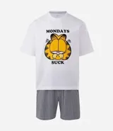 Pijama masculino de algodón, compuesto por una remera blanca con estampado de Garfield y la frase "Mondays Suck", y un short con rayas verticales blancas y negras. Incluye pantuflas negras de felpa.