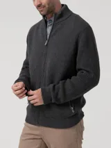 Sweater de punto con cierre frontal completo, cuello alto y diseño de textura diferenciada en mangas y cuerpo. Cuenta con bolsillos laterales y puños acanalados.