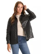 Chaqueta de eco cuero negro con diseño capitoneado, cuello con solapa y cierre frontal con botones a presión. Presenta mangas largas con puños abotonados, dos bolsillos frontales con solapa y forro interno a tono.