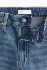 Short de denim azul de talle alto, con diseño clásico de cinco bolsillos, trabillas para cinturón y cierre frontal con cremallera y botón metálico.