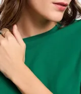 Remera básica de cuello redondo y manga corta, confeccionada en algodón suave y transpirable. Presenta un corte clásico y versátil, ideal para uso diario.