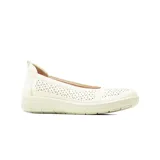 Zapatos casuales Korium Confort modelo Juno, de color beige, con diseño perforado en laser formando motivos florales, suela corrida con plataforma baja y plantilla de cuero.