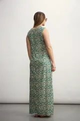 Vestido largo color verde con estampado abstracto en beige.