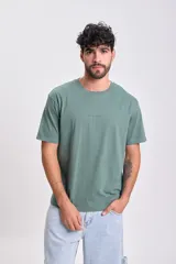 Remera verde con estampa en la espalda que simula una pantalla de computadora con carpetas, archivos, mensajes de error y la leyenda 'Scanning...'.