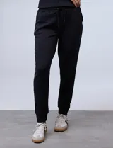 Pantalón tipo jogger de la marca Match Fit, con cintura elástica ajustable mediante cordón, bolsillos laterales y puños elásticos en los tobillos.