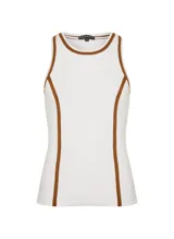 Musculosa blanca de punto con corte recto, cuello redondo, sisas amplias y vivo terracota en cuello y sisas.