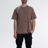 Remera marrón con efecto acid wash, corte holgado y cuello redondo.
