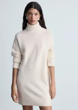 Vestido corto de punto con cuello alto y manga larga, de diseño recto y corte minimalista.