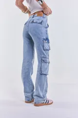 Pantalón cargo de denim celeste con bolsillos laterales con fuelle y cierre de botón.