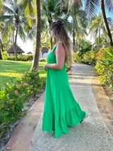 Vestido largo fucsia con breteles finos y detalle de tachas doradas en los breteles.